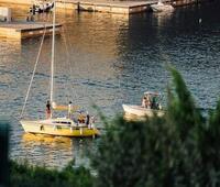 QQ3车门的限位器位置坏了，能更换位置吗？